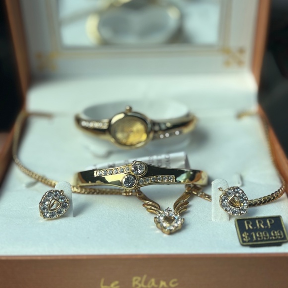 Women’s Gold Jewelry Set - Picture 3 of 4